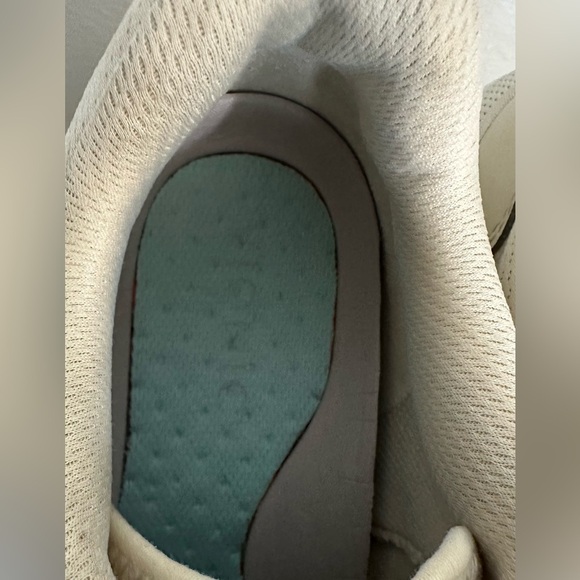 Vionic Women’s Walk Strider White and Cream walking Shoes with Mesh Support - Picture 7 of 14